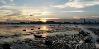 香港白泥泥滩与中国深圳天际线