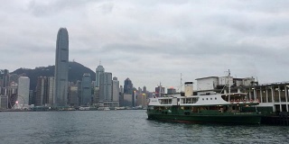 香港天星小轮在维多利亚港尖沙咀码头