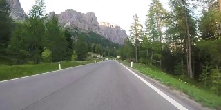 在Dolomites阿尔卑斯山的夕阳下开车
