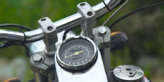 摩托车仪表盘上的速度表。近距离设计摩托车控制面板