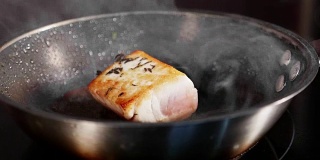 煎鱼，金枪鱼片在热气腾腾的煎锅上慢动作。