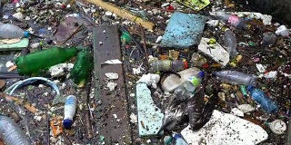 海面上的垃圾和瓶子表明海洋受到了污染