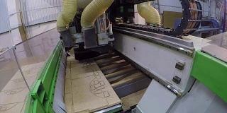 自动木工机在一个木制面板上切割细节，Routing edgeband嵌套木工机，工业室内，现代木工机，特写，延时