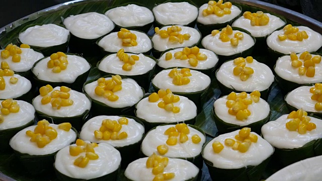配椰子的泰国布丁，传统的泰国甜点