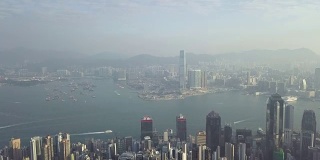 摩天大楼顶视图在一个大城市，鸟瞰图由无人机飞行的香港城市