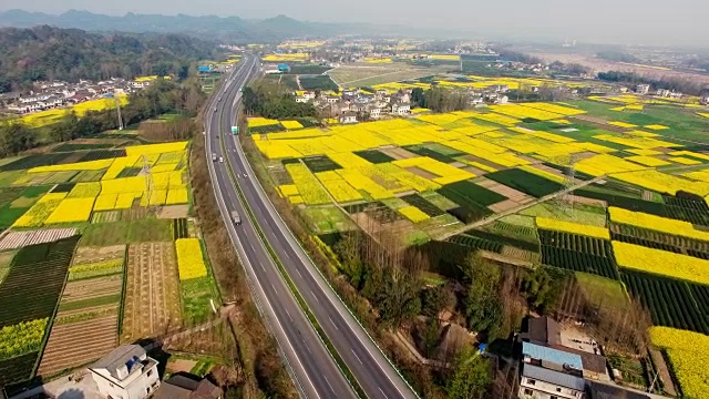 鸟瞰图的中国乡村景观在春天油菜种子盛开和村庄在高速公路