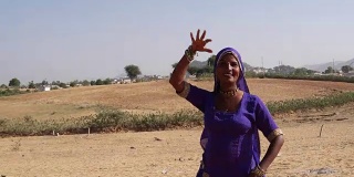 印度拉贾斯坦邦，在普什卡梅拉节的沙漠阳光下跳舞的女人
