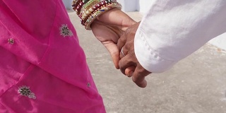 手持拍摄的美丽的印度夫妇在普什卡尔，拉贾斯坦邦，印度