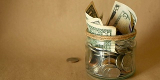 把钱放在罐子里。象征着投资、保值的理念。收集现金纸钞，装在玻璃罐中作为钱箱