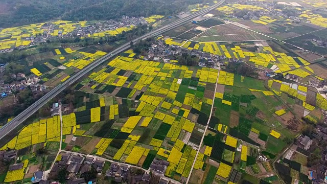 鸟瞰图的中国乡村景观在春天油菜种子盛开和村庄在高速公路