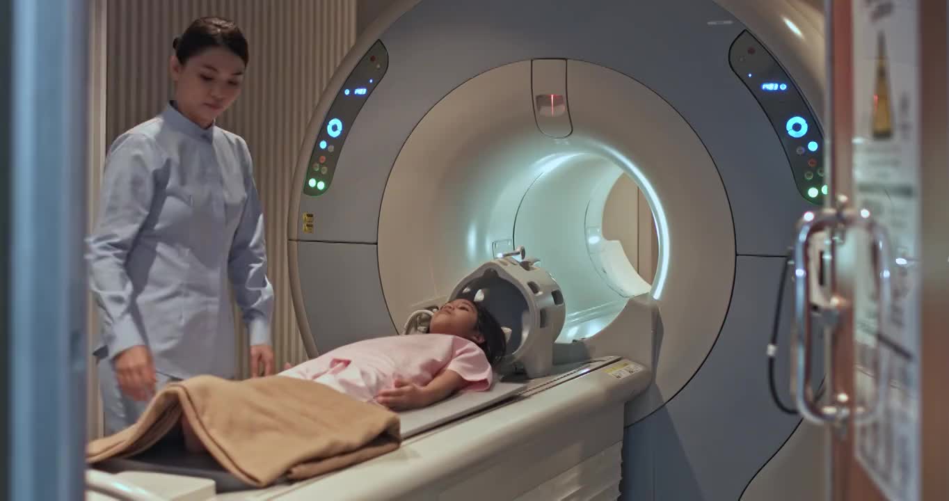 护士准备一个年轻的亚洲女孩为核磁共振扫描