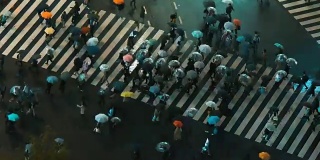 日本东京，城市行人争相穿过街道。夜景