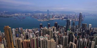 从太平山顶俯瞰香港市区天际线。