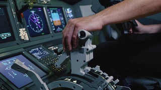 飞行员手握飞机发动机控制的推力杆手柄。视频素材模板下载