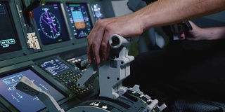 飞行员手握飞机发动机控制的推力杆手柄。
