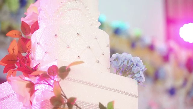优雅的婚礼蛋糕装饰与鲜花。