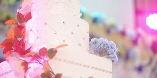 优雅的婚礼蛋糕装饰与鲜花。