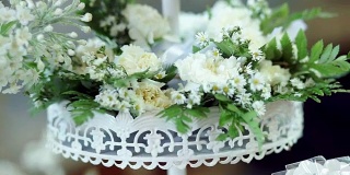 用鲜花装饰婚礼。