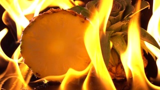 火燃烧菠萝的慢动作视频素材模板下载