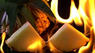 火燃烧菠萝的慢动作视频素材模板下载