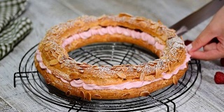 自制泡芙糕点巴黎布雷斯特与覆盆子。法国甜点。