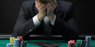 心烦赌徒看空钱包，输在赌场的桌子上，游戏成瘾