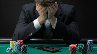 心烦赌徒看空钱包，输在赌场的桌子上，游戏成瘾视频素材模板下载