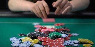 女性扑克玩家赌满赌场筹码，相信成功，冒险策略