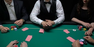 赌场发牌人洗牌和分发牌，玩家检查组合