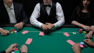 赌场发牌人洗牌和分发牌，玩家检查组合视频素材模板下载