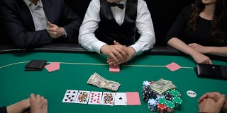高风险的赌场玩家把钱和钥匙放在桌上，增加赌注，制定策略