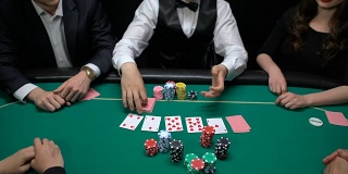 玩家下注和扑克经销商在赌场的桌子上打开社区卡
