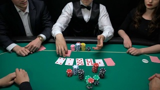 玩家下注和扑克经销商在赌场的桌子上打开社区卡视频素材模板下载