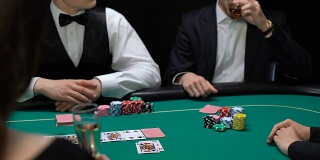 幸运的人赢扑克打赌在赌场，赌博业务，娱乐为富人