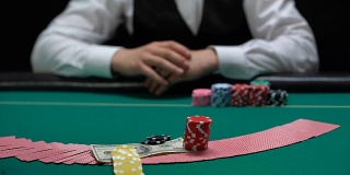 赌场发牌人洗牌，玩家下注，把筹码和钱放在桌上