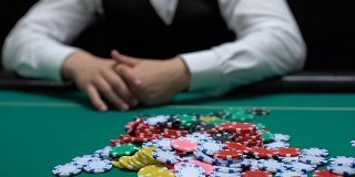 扑克玩家投注，把赌场筹码放在桌子上，提高，赌博成瘾