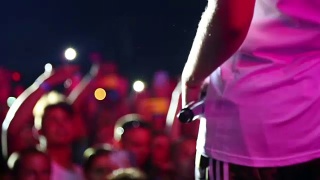 在演唱会上在观众面前拿着麦克风的歌手视频素材模板下载