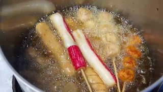 在热油中炸，肉丸，垃圾食品在滚烫的油视频素材模板下载