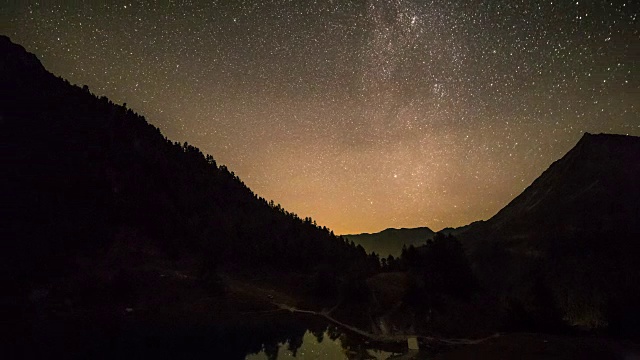 《星空》和《山间流星》的延时拍摄