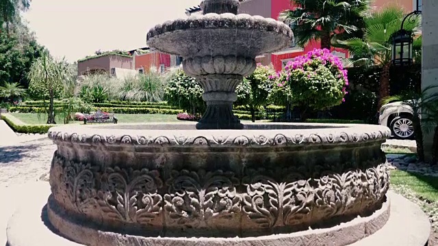 在墨西哥圣米格尔德阿连德的一个公园里美丽的喷泉——吊车