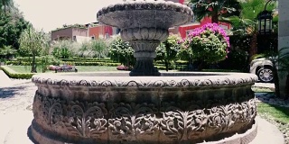 在墨西哥圣米格尔德阿连德的一个公园里美丽的喷泉——吊车