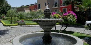 建立一个美丽的喷泉在圣米格尔德阿连德，墨西哥的镜头