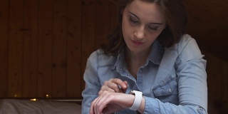 女人使用smartwatch