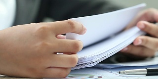 亚洲商务女经理在办公室检查并签署申请人填写文件、报告、公司申请表或登记索赔。公文报告和业务繁忙的概念