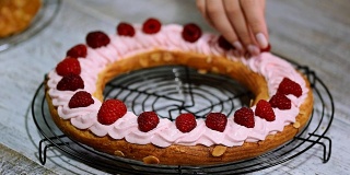 准备自制泡芙糕点巴黎布雷斯特蛋糕