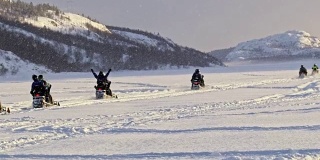 SLO MO游客享受乘坐雪地摩托的乐趣