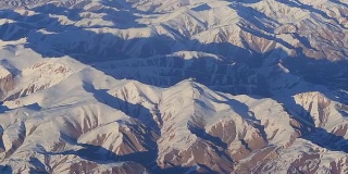 山上的鸟瞰图。从飞机窗口观看。阿富汗的兴都库什山脉