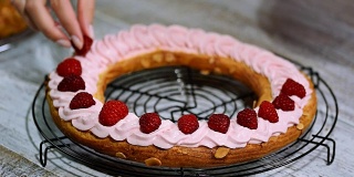 准备自制泡芙糕点巴黎布雷斯特蛋糕。法国甜点