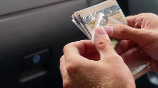 男人在车里数钱，近距离的手，白色，列夫，保加利亚的钱