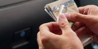 男人在车里数钱，近距离的手，白色，列夫，保加利亚的钱